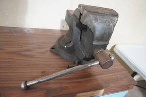 lot 13 image: 5 Heavy Duty Vise-Made in England (swivel)