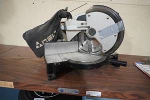 lot 21 image: Mitre Box with 80 tooth wood finish blade