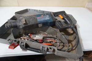 lot 30 image: Bosch Bulldog Hammer drill with bits