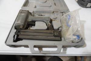 lot 42 image: Tech air nailer & goggles
