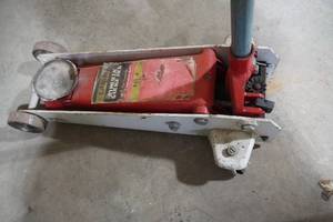 lot 64 image: Larkin Hydraulic jack 2.5 ton