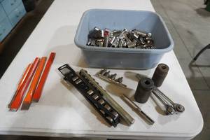 lot 71 image: Tub of Sockets, drivers, chisels, impact