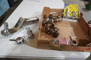 lot 76 image: Assorted ball and hitch parts