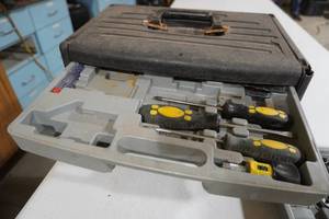 lot 78 image: Four drawer tools box & tools