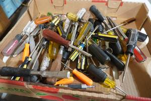 lot 81 image: Assorted screwdrivers and chisels