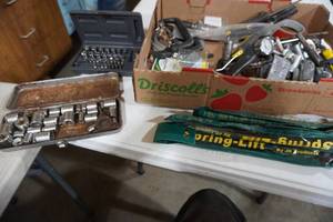lot 82 image: Misc tools, knives, pry bars, etc...