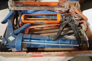 lot 91 image: 8 ) Caulking guns