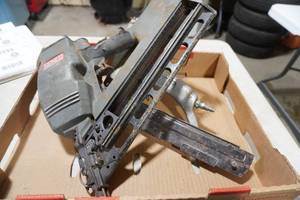 lot 92 image: Senco HD air  nailer, Pasload air nailer