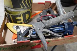 lot 94 image: 4)Caulking guns, 2 saws, 2 large tie down straps