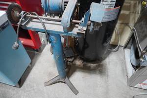lot 101 image: Grinder on stand with brush & wheel