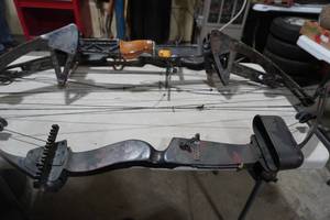 lot 108 image: Fire Flight Express graphic bow, needs quiver