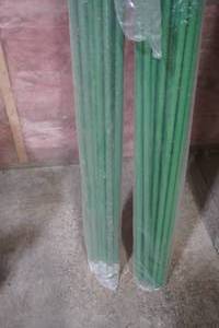 lot 197 image: Two bundles of 10 Poly garden stakes 7 (20)