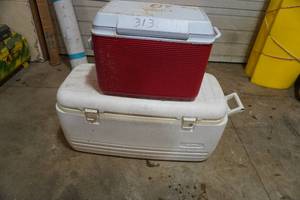 lot 210 image: Two coolers, Igloo and Rubbermaid