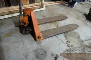 lot 237 image: Older pallet jack, may need repair