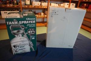 lot 272 image: Pump sprayer & Desk lamp