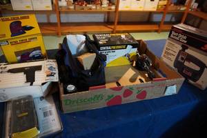 lot 274 image: Scroll saw, 38 drill, sander, battery dremel