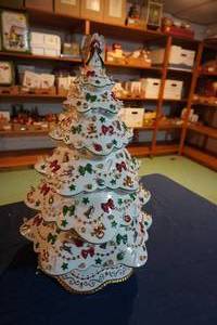 lot 280 image: Danbury Mint Christmas Tree with light