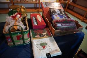lot 281 image: Ornament storage bag, Christmas dcor etc...
