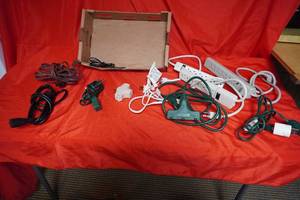 lot 20 image: 3 Power strips, power cord & 5 ext. cords