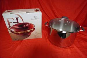 lot 22 image: Pauli 10 qt HD kettle & Crown bread maker