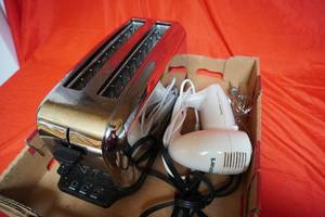 lot 27 image: Four slice Waring  toaster & Cuisinart mixer