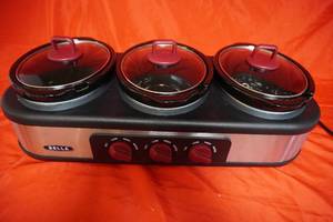 lot 28 image: Unused Bella triple crock warmer