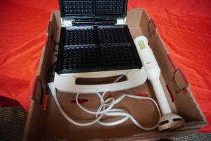 lot 30 image: Toastmaster waffle maker & puree mixer
