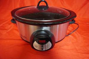 lot 31 image: 6 Qt Crock Pot & liners