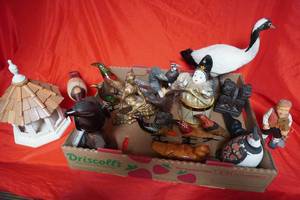 lot 44 image: Many birds, Clown music box, 12 birds, misc