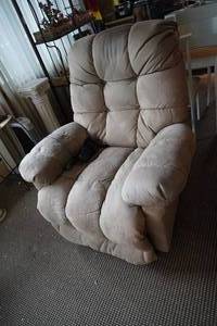 lot 59 image: Best Home Furnishings Lift recliner chair