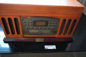 lot 64 image: Crosley AMFM radio, cassette, turn table wremote