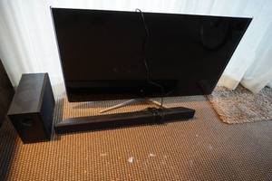 lot 75 image: Samsung 50 flat screen TV wsound bar & woofer