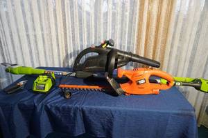 lot 79 image: B & D Blower, hedge trimmer, Greenwork trimmer