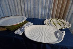 lot 90 image: Three platters and placemats