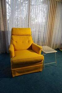 lot 95 image: Gold Swivel Rocking chair & metal mesh table