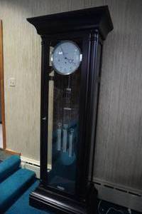 lot 100 image: Howard Miller Grandfather clock 24 W X 72 T X 18 D (working unit)