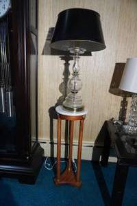 lot 101 image: 12 Round marble top table & lamp