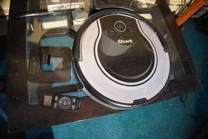 lot 102 image: Shark Automatic floor vac & docking station