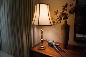 lot 127 image: Lamp, Iquana statue & vase