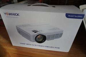 lot 166 image: Yowhick Mini LCD projector & screen