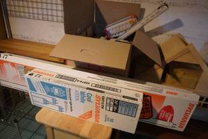 lot 182 image: Large box of light bulbs &amp new fluorescent tubes