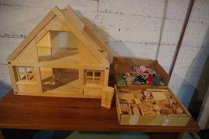 lot 185 image: Doll House and wood furniture