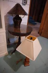 lot 189 image: Round wood table, chipped toe, two lamps