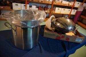 lot 193 image: Farberware Wok & Steam Pot