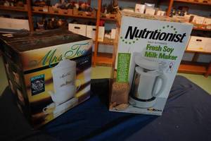 lot 196 image: Mrs. Tea Pot &amp Nutritionist Soy Milk Maker