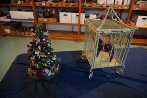 lot 202 image: Sheltie Christmas tree & metal cage wwood horse