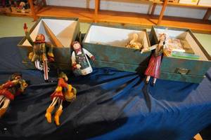 lot 210 image: Three boxes of ornaments & wood figures