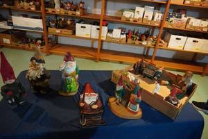 lot 223 image: Many Gnomes