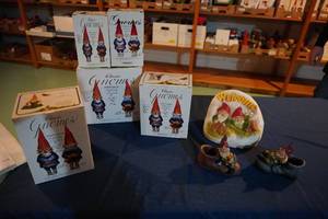 lot 228 image: Five boxes of Gnomes & three statues