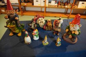 lot 230 image: Large & small Gnomes  in boxes-10